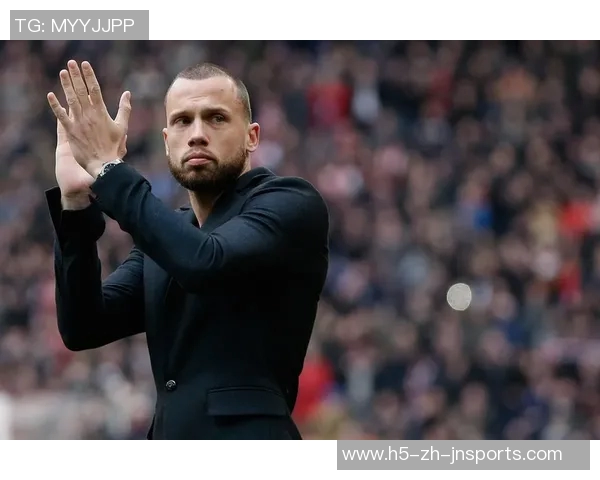 阿贾克斯主帅海廷加因欧冠全败及荷甲低迷表现被解职