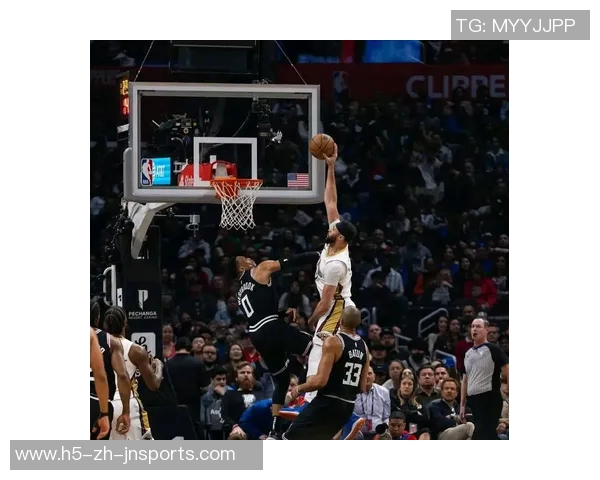 小南斯篮下强势扣篮展现霸主风范引爆全场激情时刻